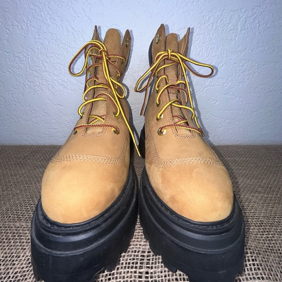 Timberland Tan and Black Lace Up Boots with Chunky Sole Size 7.5 NEW - Picture 6 of 10